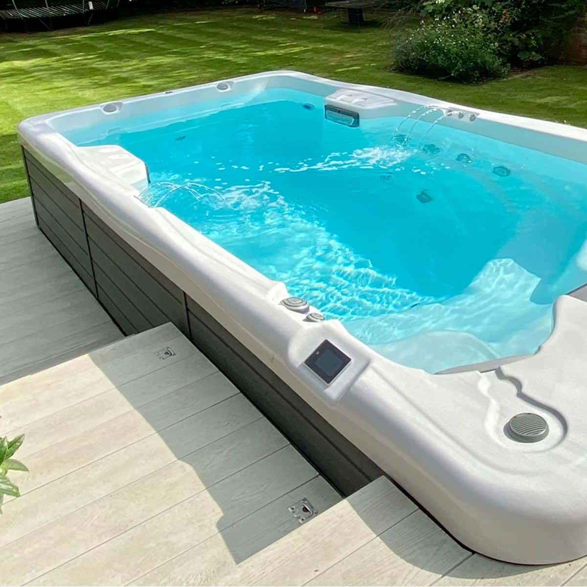 Lifestyle: Wellis Amazonas Riverjet Life Swim Spa in Benutzung, Motiv 1
