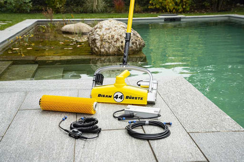 Bisam Bürste 44 Netzteil-Variante am Teich