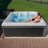 Lifestyle: Wellis Makalu Life Whirlpool in Benutzung, Motiv 2