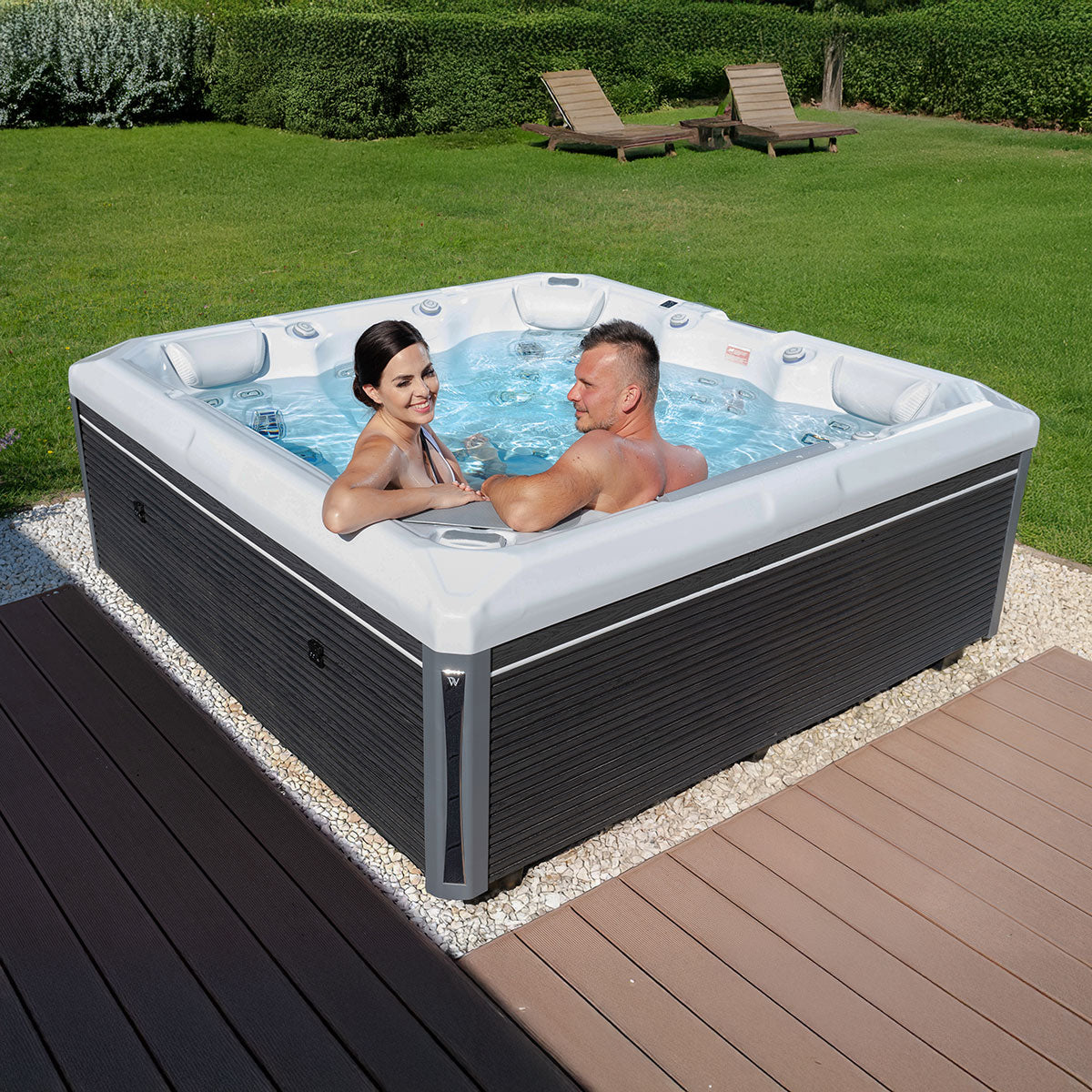 Lifestyle: Wellis Makalu Life Whirlpool in Benutzung, Motiv 1