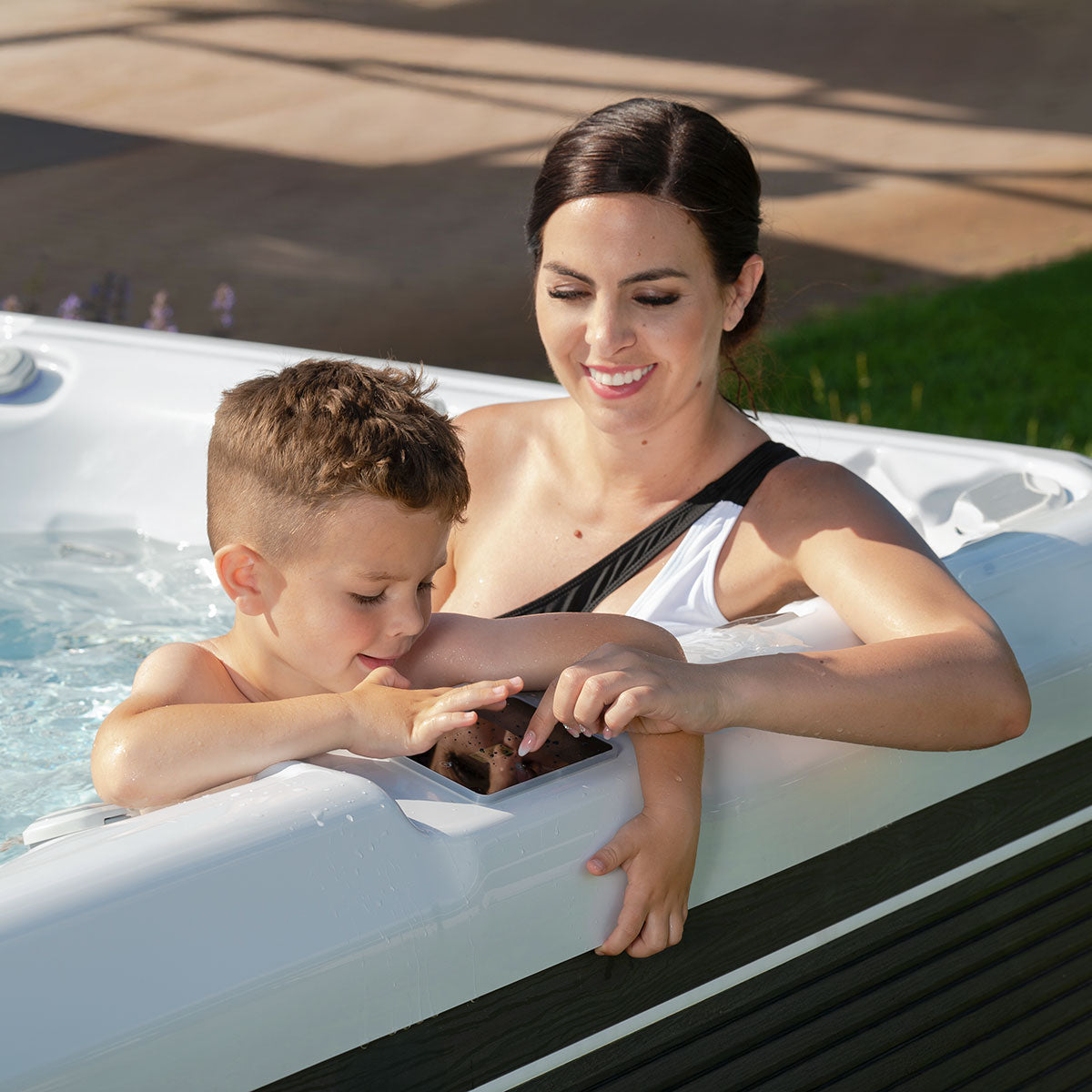 Lifestyle: Wellis Makalu Life Essential Whirlpool in Benutzung, Motiv 4