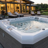 Lifestyle: Wellis Malaga Life Whirlpool in Benutzung, Motiv 1