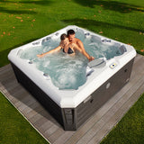 Lifestyle: Wellis Lima Life Whirlpool in Benutzung, Motiv 2