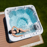 Lifestyle: Wellis Lugano Life Whirlpool in Benutzung, Motiv 2