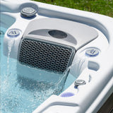 Lifestyle: Wellis Lugano Life Whirlpool in Benutzung, Motiv 1