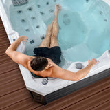 Lifestyle: Wellis Budapest Life Whirlpool in Benutzung, Motiv 1