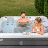 Lifestyle: Wellis Budapest Life Whirlpool in Benutzung, Motiv 4