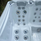 Lifestyle: Wellis Manhattan Life Whirlpool in Benutzung, Motiv 2