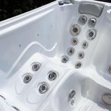 Lifestyle: Wellis Manhattan Life Whirlpool in Benutzung, Motiv 4