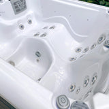 Lifestyle: Wellis Manhattan Life Whirlpool in Benutzung, Motiv 5
