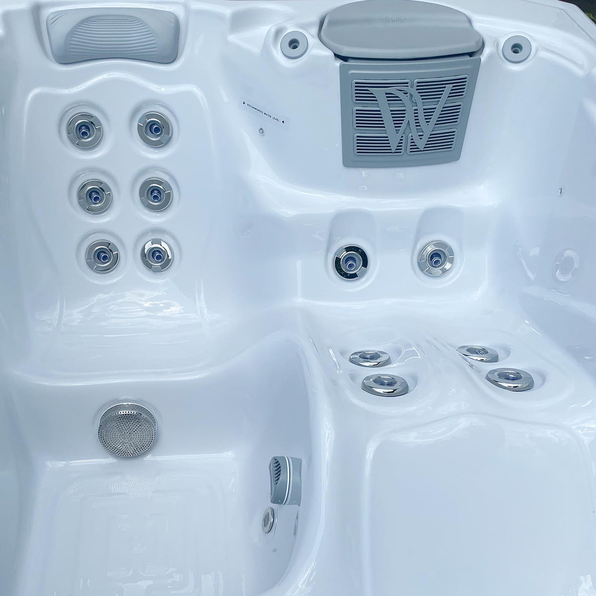 Lifestyle: Wellis Manhattan Life Whirlpool in Benutzung, Motiv 6
