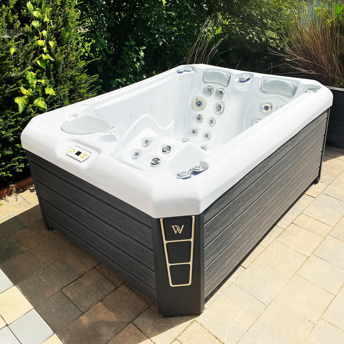 Lifestyle: Wellis Manhattan Life Whirlpool in Benutzung, Motiv 1