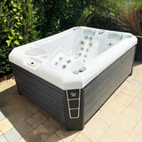 Lifestyle: Wellis Manhattan Life Whirlpool in Benutzung, Motiv 1