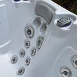 Lifestyle: Wellis Manhattan Life Whirlpool in Benutzung, Motiv 8