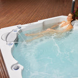 Lifestyle: Wellis Prague Life Whirlpool in Benutzung, Motiv 1