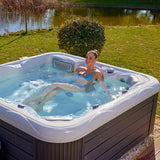 Lifestyle: Wellis Venus Whirlpool in Benutzung, Motiv 3