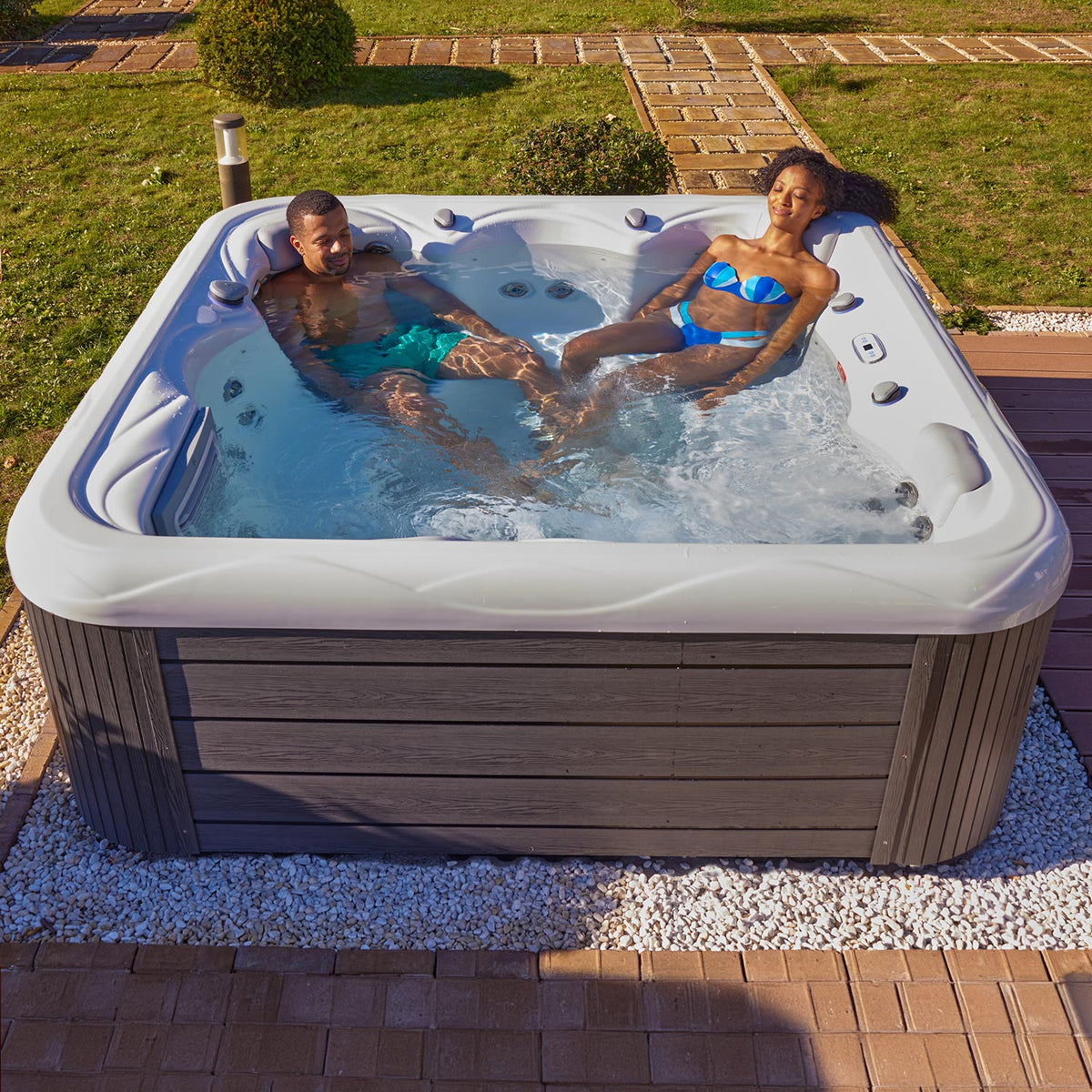 Lifestyle: Wellis Venus Whirlpool in Benutzung, Motiv 2