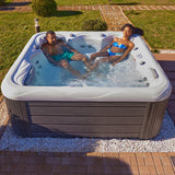 Lifestyle: Wellis Venus Whirlpool in Benutzung, Motiv 2
