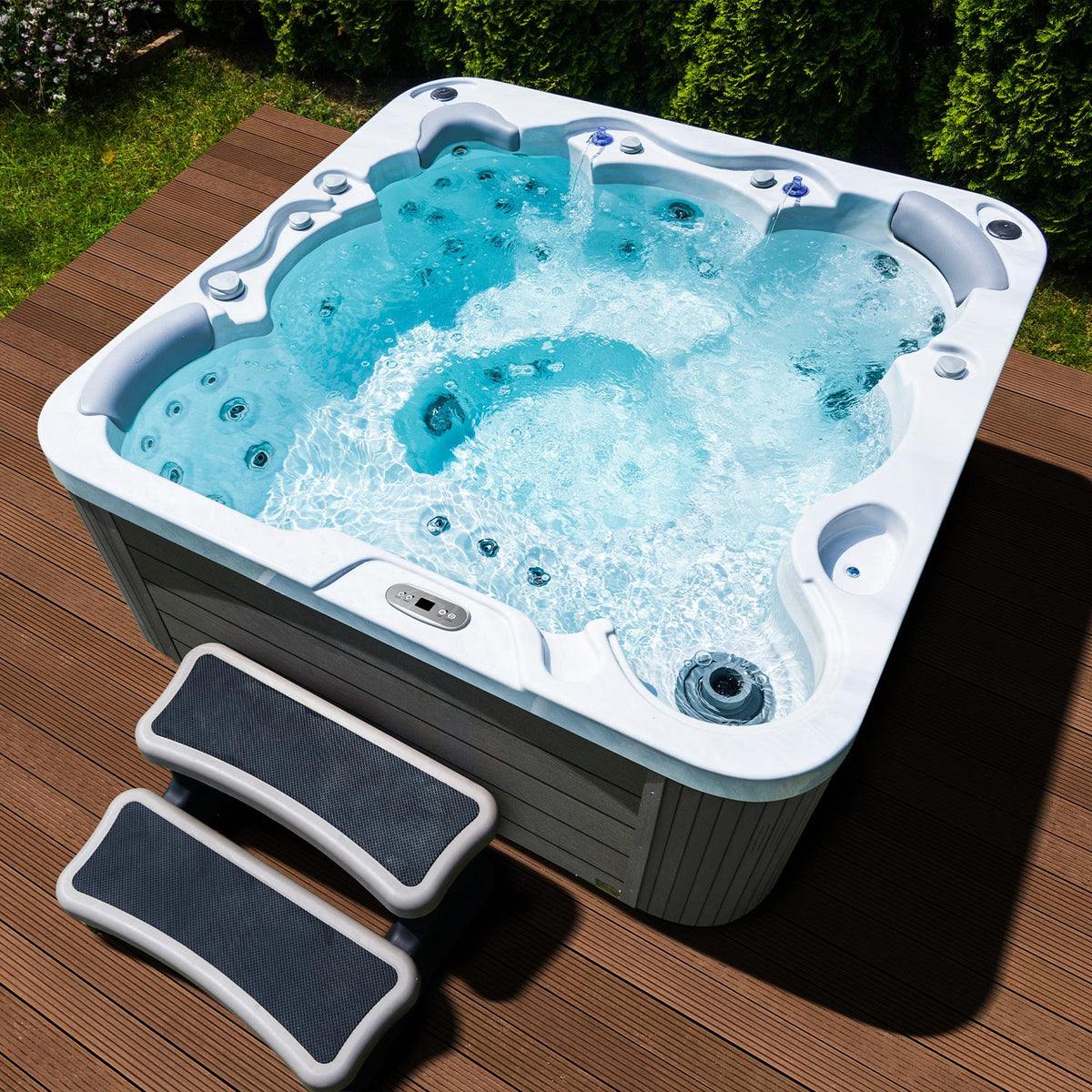 Lifestyle: Wellis Jupiter Whirlpool in Benutzung, Motiv 1
