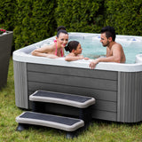 Lifestyle: Wellis Jupiter Whirlpool in Benutzung, Motiv 3