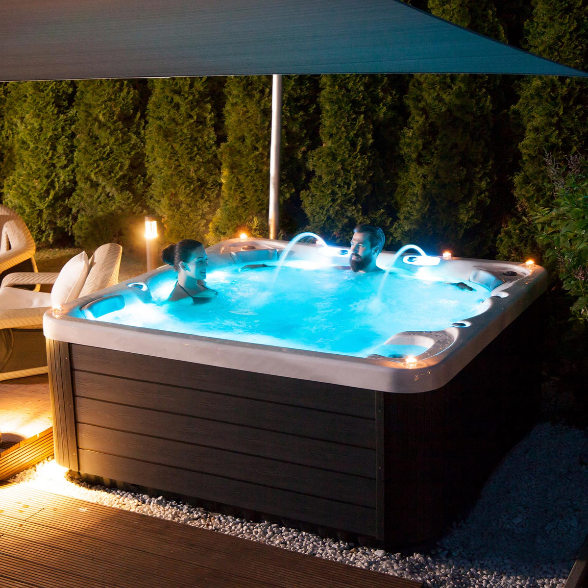Lifestyle: Wellis Jupiter Whirlpool in Benutzung, Motiv 4