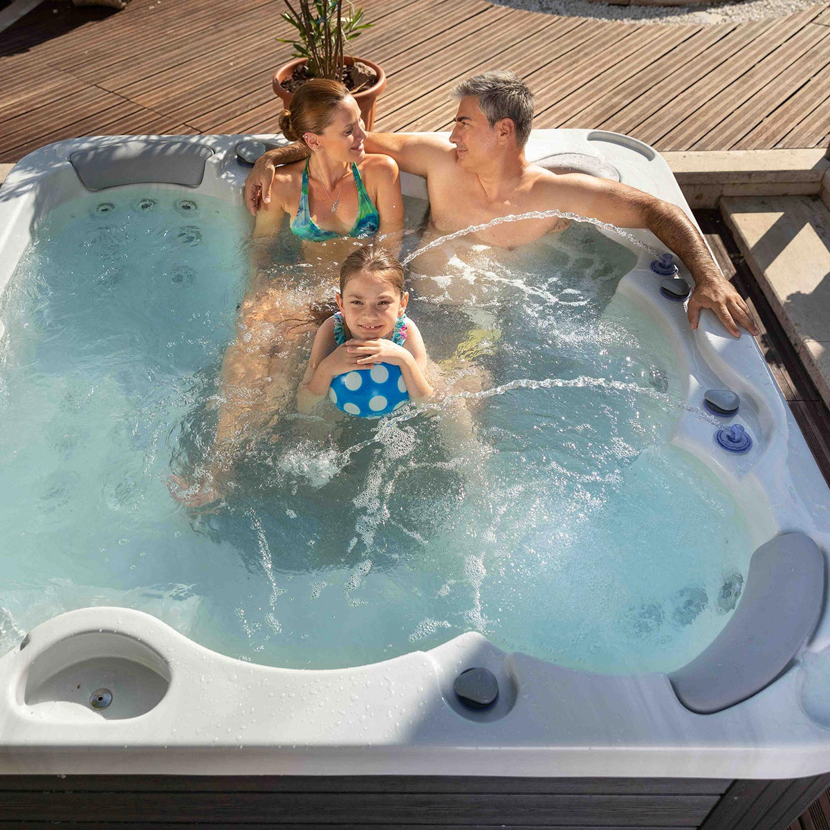 Lifestyle: Wellis Jupiter Whirlpool in Benutzung, Motiv 6