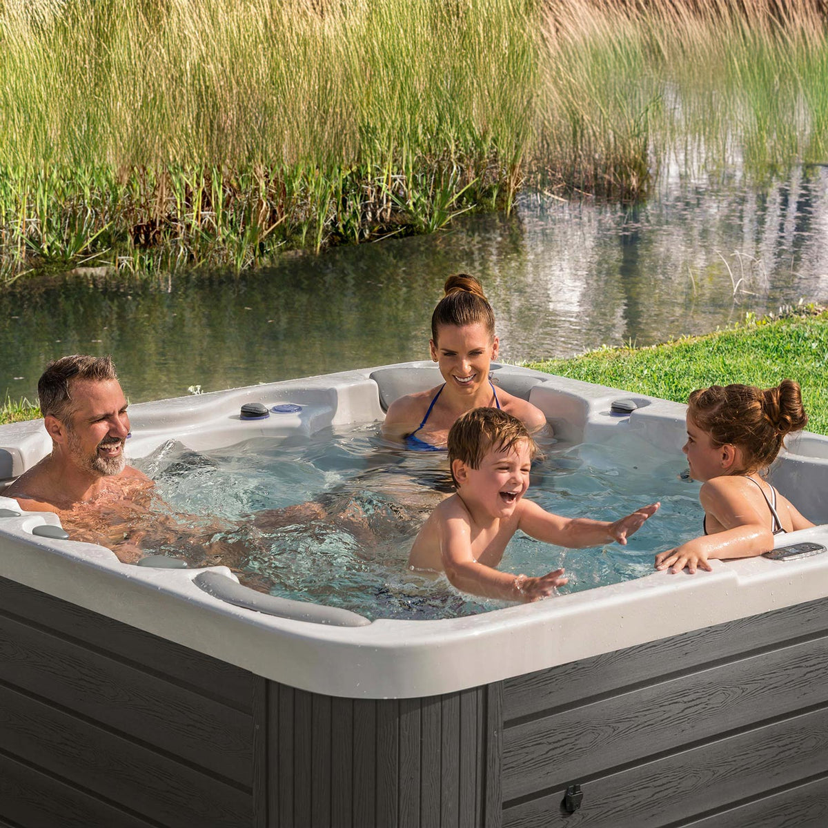 Lifestyle: Wellis Jupiter Whirlpool in Benutzung, Motiv 8