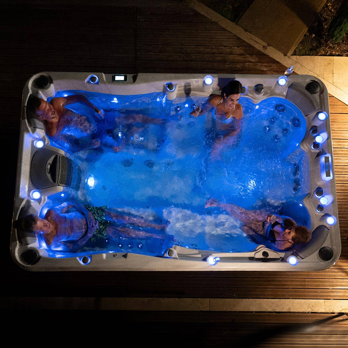 Lifestyle: Wellis Olympus Whirlpool in Benutzung, Motiv 2