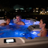 Lifestyle: Wellis Olympus Whirlpool in Benutzung, Motiv 6