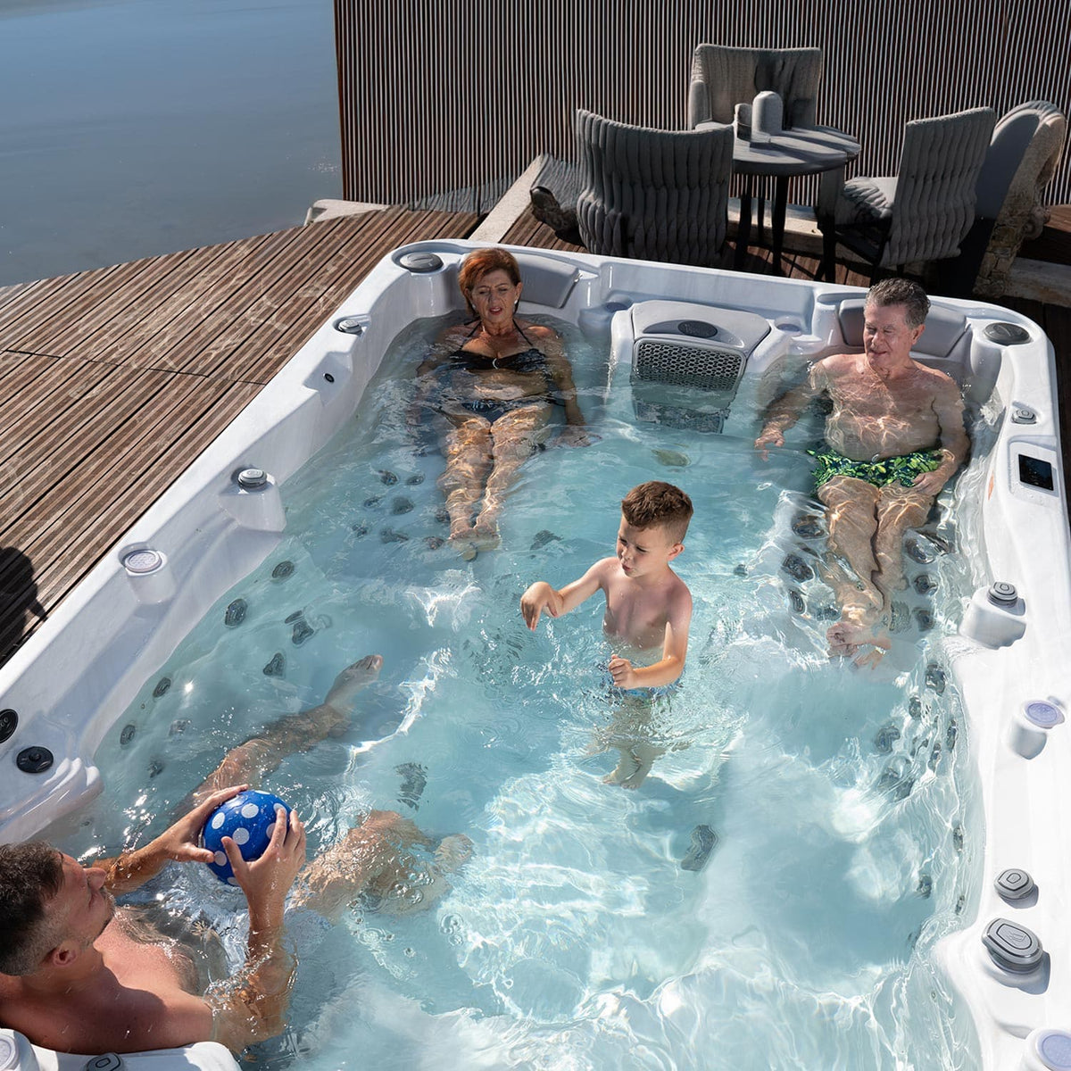 Lifestyle: Wellis Olympus Whirlpool in Benutzung, Motiv 5