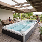 Lifestyle: Wellis Amazonas W-Flow Grand Prix Swim Spa in Benutzung, Motiv 1
