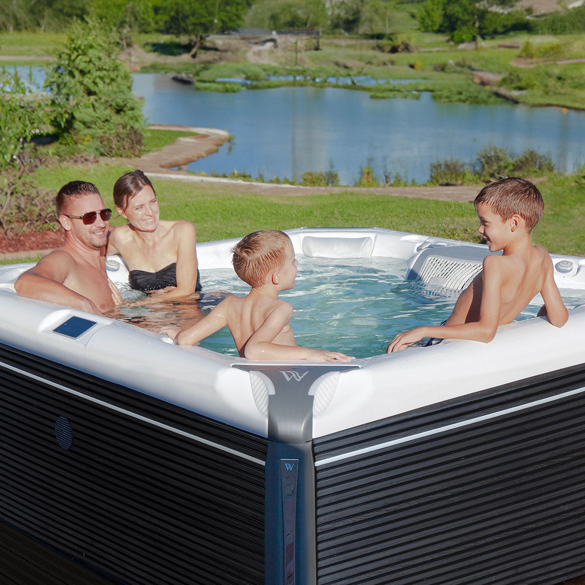 Lifestyle: Wellis Elbrus Life Whirlpool in Benutzung, Motiv 2
