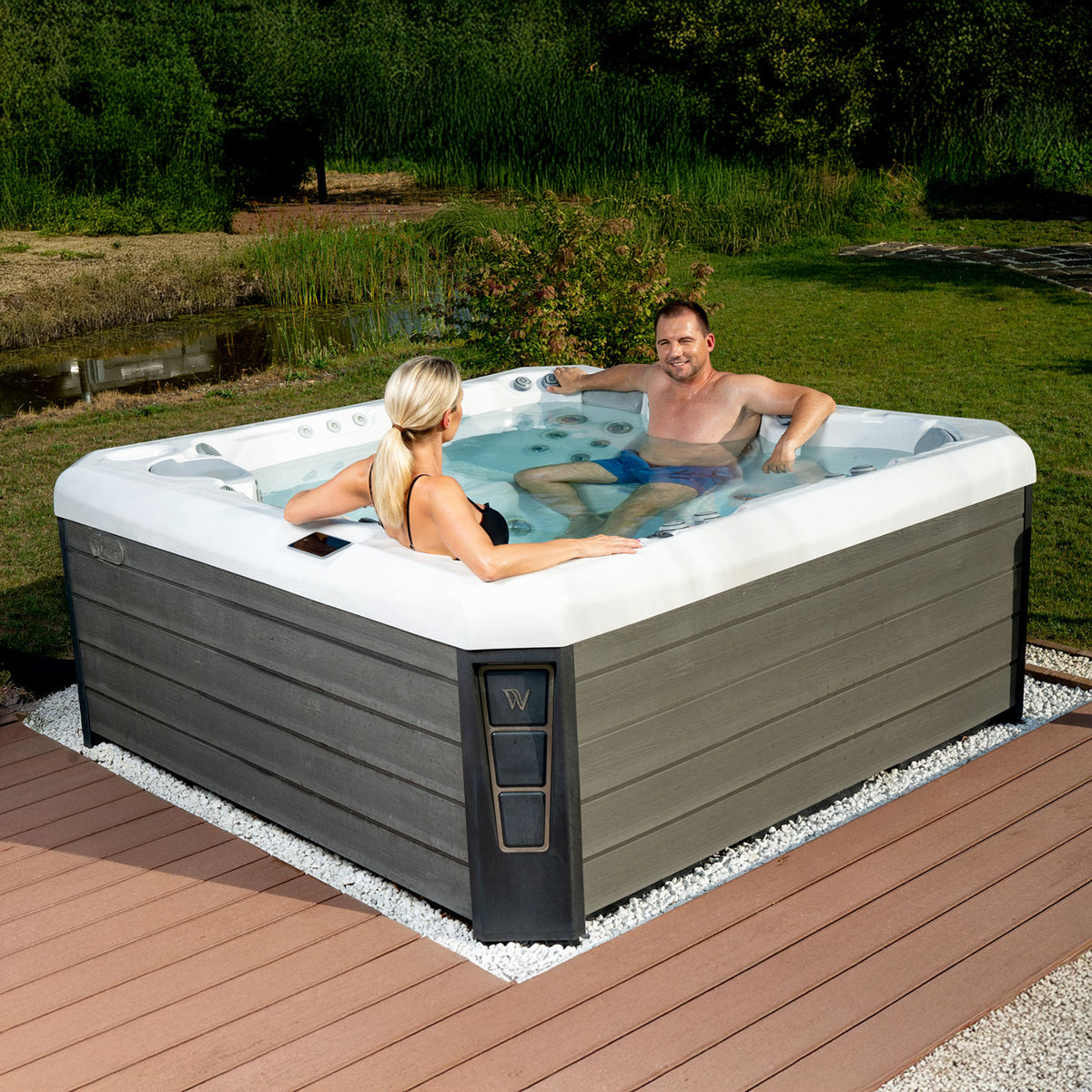 Lifestyle: Wellis Malaga Life Whirlpool in Benutzung, Motiv 3